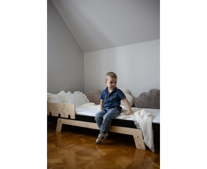 Łóżko pojedyncze dla dzieci z barierką i stelażem PUZZLE BR1 Montessori Drewniane