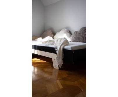 Łóżko pojedyncze dla dzieci z barierką i stelażem PUZZLE BR1 Montessori Drewniane