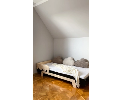Łóżko pojedyncze dla dzieci z barierką i stelażem PUZZLE BR1 Montessori Drewniane