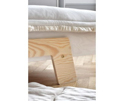 Łóżko pojedyncze dla dzieci z barierką i stelażem PUZZLE BR1 Montessori Drewniane