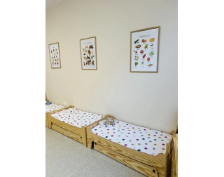 Łóżko dziecięce z szufladą i stelażem TILA 10 Montessori Drewniane