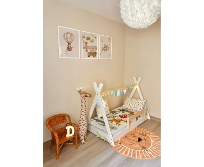 Łóżko domek podłogowe z barierką i stelażem TIPI F Montessori Drewniane