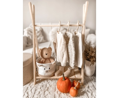 Wieszak na ubrania dla dzieci z półką na buty TIPI Montessori  Drewniany