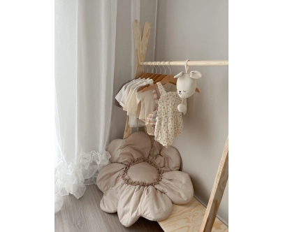 Wieszak na ubrania dla dzieci z półką na buty TIPI Montessori  Drewniany