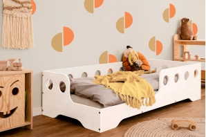 Łóżko pojedyncze dla dzieci z barierką i stelażem TILA 5 Montessori Drewniane