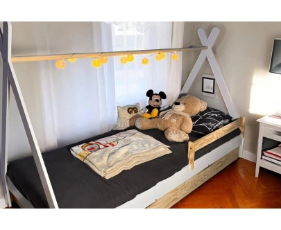 Łóżko domek dla dziecka z szufladą, barierką i stelażem TIPI D Montessori Drewniane