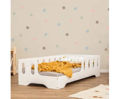 Łóżko pojedyncze dla dzieci z barierką i stelażem TILA 1 Montessori Drewniane