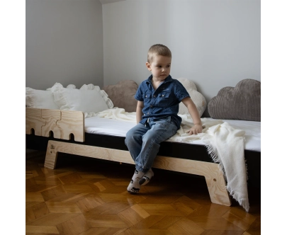 Łóżko pojedyncze dla dzieci z barierką i stelażem PUZZLE BR1 Montessori Drewniane