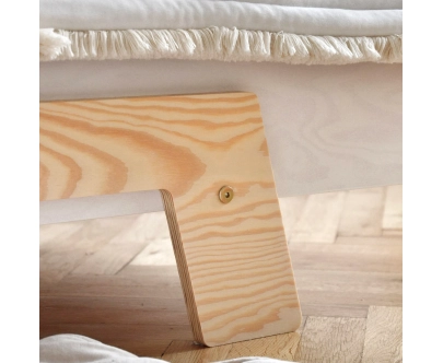 Łóżko pojedyncze dla dzieci z barierką i stelażem PUZZLE BR1 Montessori Drewniane