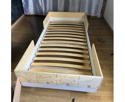 Łóżko pojedyncze dla dzieci z barierkami i stelażem PUZZLE BR2 Montessori Drewniane