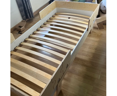 Łóżko pojedyncze dla dzieci z barierkami i stelażem PUZZLE BR2 Montessori Drewniane