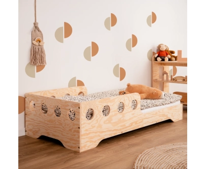 Łóżko pojedyncze dla dzieci z barierką i stelażem TILA 6C Montessori Drewniane