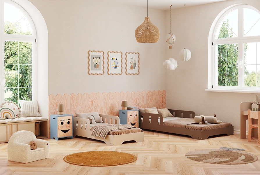 Zwei Holzbett TILA 6 in den Farben Kaschmir und Schokolade in verschiedenen Größen sowie zwei Nachttische KAPI aus Holz