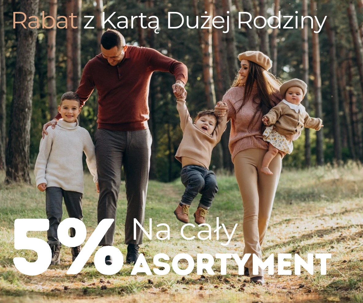 Rodzina na spacerze w lesie i tekst Rabat z Kartą Dużej Rodziny 5% na cały asortyment