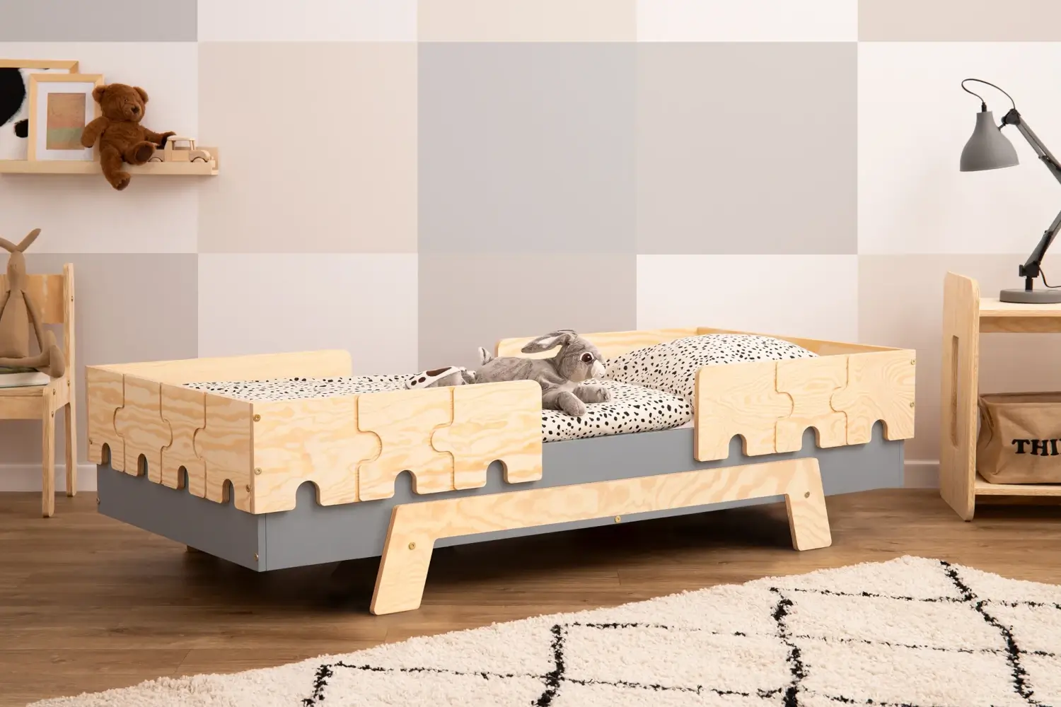 Łóżko pojedyncze dla dzieci z barierkami i stelażem PUZZLE BR2 Montessori Drewniane