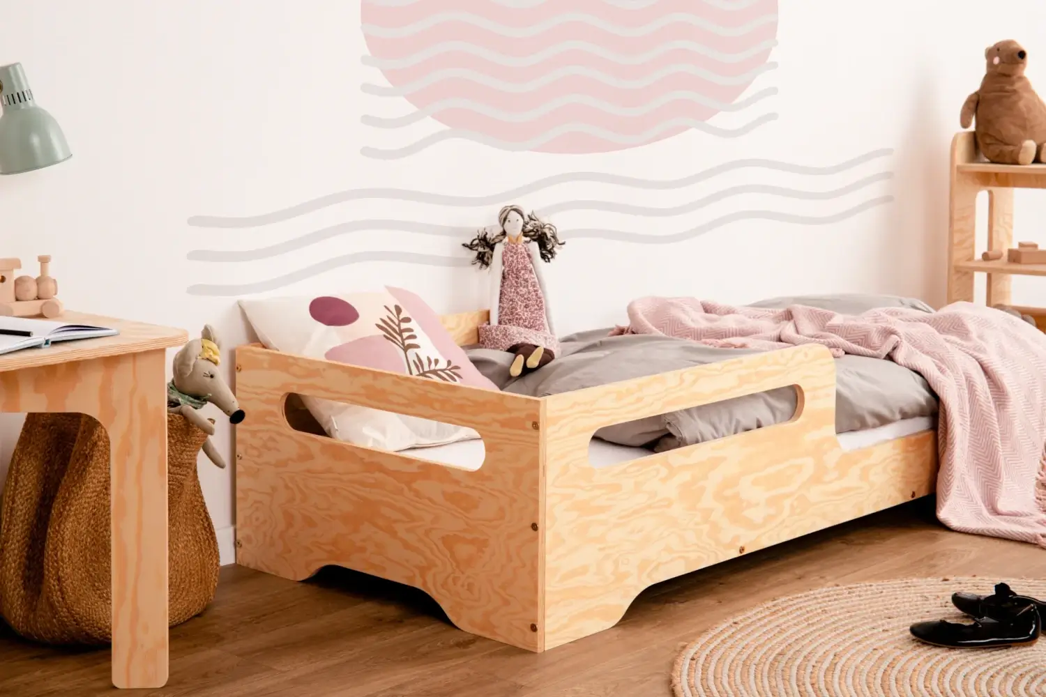 Łóżko pojedyncze dla dzieci z barierką i stelażem TILA 3 Montessori Drewniane
