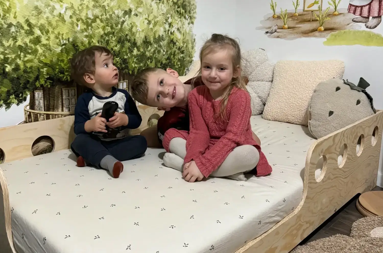 Łóżko pojedyncze dla dzieci z barierką i stelażem TILA 5 Montessori Drewniane