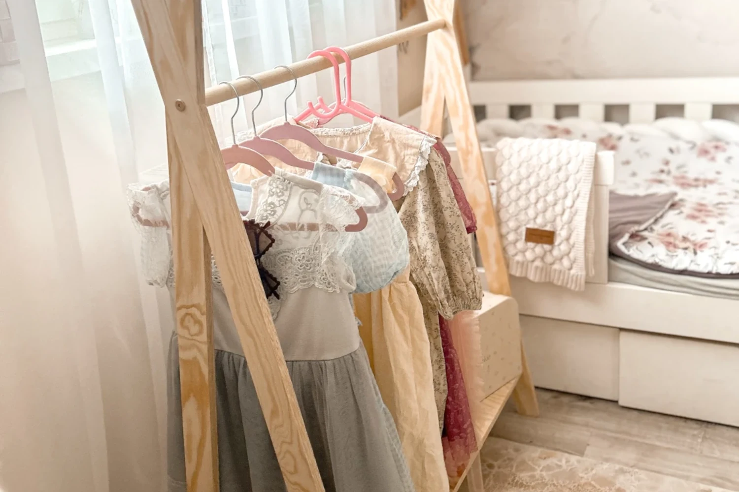 Wieszak na ubrania dla dzieci z półką na buty TIPI Montessori Drewniany